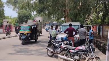 बूंदी: हायर सेकेंडरी स्कूल के बाहर ट्रैफिक नियम तोड़ने वाले 15 वाहन चालकों के यातायात पुलिस ने काटे चालान