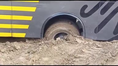 जौनपुर: लाइन बाजार में बच्चों को ले जा रही स्कूल बस धसी