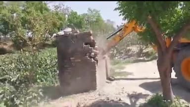 बेतिया: पर्वतीया टोला कोहडा नदी के किनारे अवैध रुप से किए गए अतिक्रमण को नगर निगम ने बुलडोजर से हटवाया, पुलिस बल रहा मौजूद