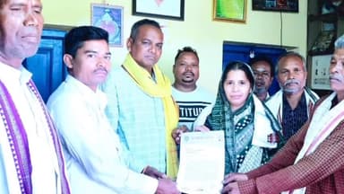 ବରପାଲି: ସହିଦ ବୀର ପିତାମ୍ବର ସିଂହଙ୍କ ପ୍ରତିମୂର୍ତ୍ତି ସ୍ଥାପନ ପାଇଁ ମନ୍ତ୍ରୀ ରିତା ସାହୁଙ୍କୁ ବରପାଲି ଆଦିବାସୀ ସଂଘ ପକ୍ଷରୁ ଦାବିପତ୍ର ପ୍ରଦାନ