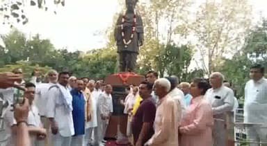 बहादुरगढ़: इनेलो प्रदेशाध्यक्ष नफे सिंह राठी ने देवीलाल पार्क में कार्यकर्ताओं के साथ स्व ताऊ देवीलाल की प्रतिमा पर किया माल्यार्पण