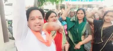 शिवसेना बुलंदशहर में महिलाओं के साथ हो रहे उत्पीड़न के विरोध में एक ज्ञापन जिलाधिकारी महोदय को दिया
नारी के सम्मान में शिवसेना मैदान में और बताओ