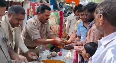 डलमऊ: मुराई बाग चौकी इंचार्ज मान सिंह यादव ने हनुमान जयंती पर किया प्रसाद वितरण