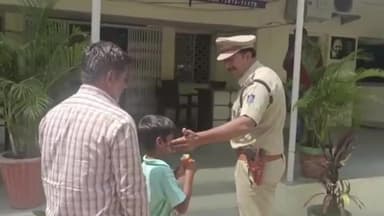 इंदौर: राजेंद्र नगर थाना पुलिस ने मुक बधिर बच्चे को किया दस्तयाब बच्चे ने पुलिस वैन में घूमने की इच्छा जताई पुलिस ने घुमाया