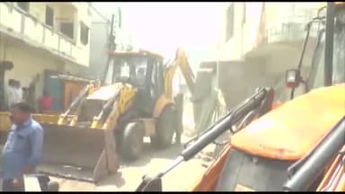 इंदौर: परदेशीपुरा थाना क्षेत्र में हत्या के आरोपियों के घरों के अवैध निर्माण को नगर निगम ने पुलिस की मौजूदगी में किया ज़मीदोज़।