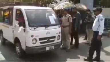 रतलाम नगर: यातायात पुलिस द्वारा वाहन चेकिंग के दौरान रावटी बस स्टैंड पर आधा दर्जन वाहन चालकों के बनाए गए चालान