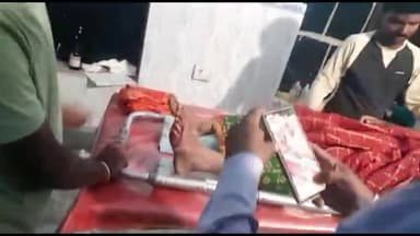 जमुई: कचहरी चौक पर स्कॉर्पियो की टक्कर से घायल हुई महिला को इलाज के लिए पुलिस ने पहुंचाया अस्पताल