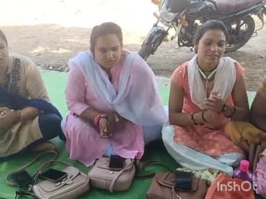 नरहरपुर: एक सूत्रीय मांग को लेकर जनपद पंचायत नरहरपुर के पास हड़ताल पर बैठे पंचायत सचिवों ने किया हनुमान चालीसा व सुंदरकांड का पाठ