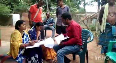 बस्तर: ग्राम सिवनी में सामाजिक आर्थिक सर्वेक्षण टीम के साथ युवोदय वालंटियर घर-घर जाकर कर रहे सर्वेक्षण कार्य