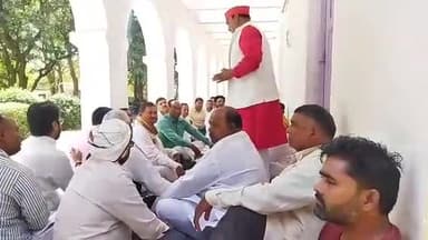 केराकत: डॉक बंगले पर सपा के कार्यकर्ताओं ने की मासिक बैठक, सपा नेता ने कहा : पत्रकार के साथ दुर्व्यवहार लोकतंत्र के लिए घातक