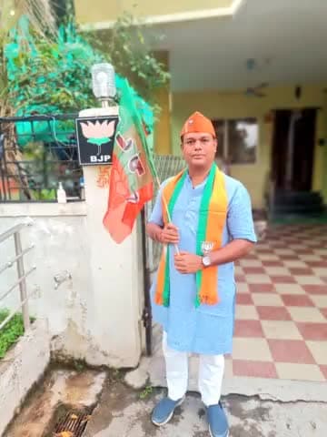 भाजपा स्थापना दिवस के अवसर पर वरिष्ठ नेता प्रशांत सिंह ठाकुर ने निज निवास में ध्वज फहराया ।