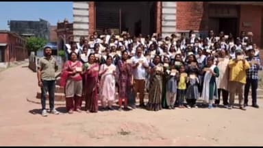 बलरामपुर: गर्ल्स इंटर कॉलेज में "हमें चाहिए विश्वविद्यालय" के मुहिम के तहत पोस्टकार्ड के माध्यम से विवि स्थापना की मांग की