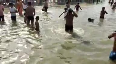 डलमऊ: चैत्र पूर्णिमा के शुभ अवसर पर डलमऊ में हजारों श्रद्धालुओं ने गंगा नदी में लगाई आस्था की डुबकी