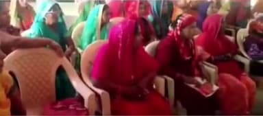 केराकत: डोभी ब्लॉक सभागार में खण्ड विकास अधिकारी ने सामुदायिक शुलभ शौचालयों की देख-रेख करने वाले कर्मचारियों के साथ की बैठक