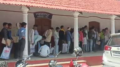 जौनपुर: शासन ने धन को दोगुना करने वालों की मांगी जानकारी, तहसील में लगी लाइन