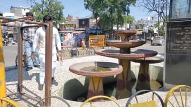 जगाधरी: आम आदमी पार्टी के युवा कार्यकर्ताओं ने  भगत सिंह चौक की सफाई की, कहा- निगम की है जिम्मेदारी और नहीं हो रही सफाई