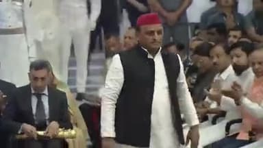 मुलायम सिंह यादव को मिला "पद्म विभूषण" (मरणोपरांत), सपा सुप्रीमो अखिलेश यादव ने ग्रहण किया सम्मान।