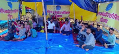 पंचकूला: सेक्टर-5 घटनास्थल पर कोरोना महामारी के दौरान लगाए गए कच्चे कर्मचारियों ने अपनी मांगों को लेकर किया प्रदर्शन