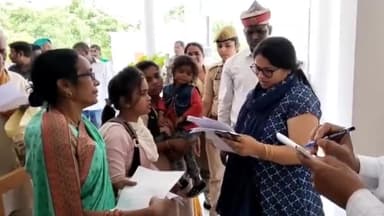 बस्ती: जिलाधिकारी प्रियंका निरंजन ने कलेक्ट्रेट कार्यालय में आए हुए फरियादियों के पास पहुंचकर की जनसुनवाई