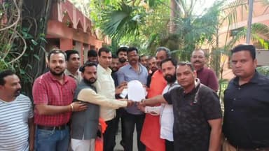 हरिद्वार: वेद आश्रम में पूर्व कैबिनेट मंत्री स्वामी यतीश्वरानंद को प्रदेश व्यापार मंडल के प्रतिनिधि मंडल ने सौंपा ज्ञापन