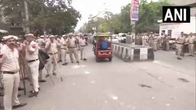 #दिल्ली में हनुमान जयंती के अवसर पर जहांगीर पुरी इलाके में भारी पुलिस बल की तैनाती की गई है ।
#हनुमानजयंती #hanumanja