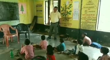 भदोही: गुरूवार को बीएसए द्वारा धनापुर प्राथमिक विद्यालय के निरीक्षण में अनुपस्थित मिली प्रधानाध्यापिका के वेतन पर लगा रोक