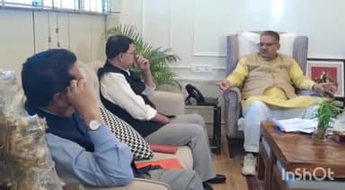 देहरादून: कृषि मंत्री गणेश जोशी ने अधिकारियों के साथ कैंप कार्यालय में की बैठक, बारिश और ओलावृष्टि से हुए नुकसान का किया आंकलन