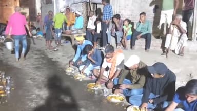 गांव की भोज सहर से अलग होता है जमिन पे बैठ के खाते है खाना गांव देहात मे  #ranjeet_bihari #katra