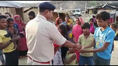 लखीसराय: किउल रेल पुलिस ने चलाया जागरूकता अभियान, ग्रामीण बच्चों के बीच कॉपी कलम एवं अन्य सामग्रियों का किया वितरण