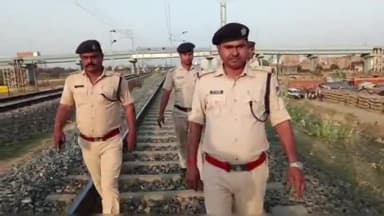 लखीसराय: किऊल आरपीएफ इंस्पेक्टर ने चलाया जागरूकता अभियान, ग्रामीणों को जागरूक कर बच्चों के बीच पठन-पाठन की सामग्री का किया वितरण