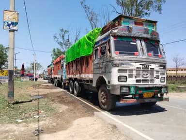 यूपी बलरामपुर में खनन अधिकारी डाक्टर अभय रंजन ने ओवर लोडिंग छह बालू लदे ट्रक को सीज करने का दावा किया है।कहा पांच ट्रक ह