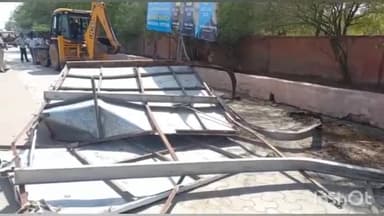 बीकानेर: संभागीय आयुक्त के निर्देश पर शहर में अवैध होर्डिंग्स हटाने का काम हुआ शुरू, पुरानी गजनेर रोड से हटाए गए होर्डिंग्स