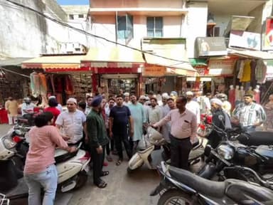 बुलंदशहर: खुर्जा गेट चौकी के पास दुकान में चोरी होने के मामले में आक्रोशित व्यापारियों ने थाना प्रभारी निरीक्षक से की वार्ता