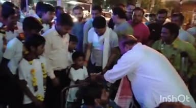 टीकमगढ़: टीकमगढ़ शहर के गांधी चौराहे पर केंद्रीय मंत्री वीरेंद्र खटीक ने दिव्यांगों का किया सम्मान