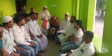 गोगरी: बोरना पंचायत के पंचायत भवन में दसवीं कक्षा की प्रखंड टॉपर छात्रा शगुफ्ता परवीन को मुखिया प्रतिनिधि ने किया सम्मानित