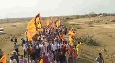 तेंदूखेड़ा: जबेरा विधायक धर्मेंद्र सिंह लोधी के नेतृत्व में ग्राम बड़गुआ से पटी महाराज सिंह तक निकाली गयी विशाल चुनरी यात्रा