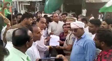 तेंदूखेड़ा: ब्लॉक कांग्रेस कमेटी नोहटा एवं पूर्व विधायक प्रताप सिंह लोधी के नेतृत्व में नोहटा में हुआ जय भारत सत्याग्रह आंदोलन