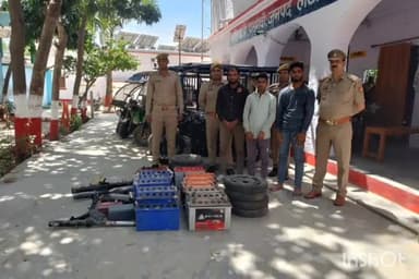 मोहम्मदी: थाना पसगवाँ पुलिस द्वारा 3 अभियुक्तों को चोरी के माल के साथ छोहा पुलिया के पास बाबा तिराहा से गिरफ्तार किया