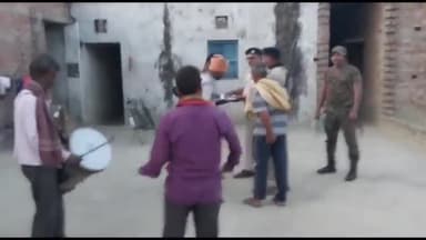 कटेया: मोतीपुर में पुलिस ने डुगडुगी बजवा कर हत्या के मामले में फरार आरोपितों के घर पर इश्तेहार चस्पा किया