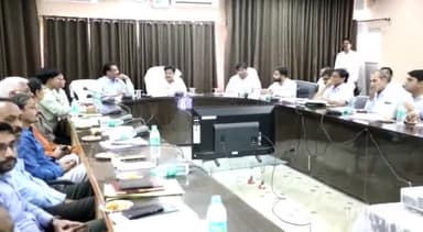 टीकमगढ़: टीकमगढ़ कलेक्ट्रेट में सागर कमिश्नर ने महत्वपूर्ण योजनाओं की प्रगति समीक्षा की बैठक आयोजित