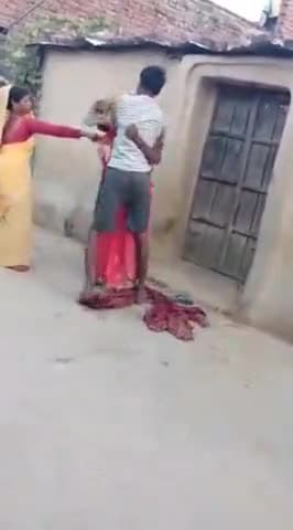 महसी: पिपरी माफी में कूड़ा जलाने को कहने पर विपक्षियों ने मां बेटी को पीटा,वीडियो वायरल,पुलिस जांच में जुटी।