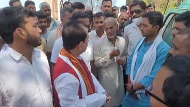 हलसी: लखीसराय में जमीन व्यवसायी की गोली मारकर हत्या के बाद मृतक के परिजन से मिले नेता प्रतिपक्ष विजय कुमार सिन्हा।