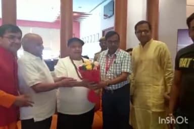 कलकत्ता से वाराणसी पहुंचा 50 लोगों का दल, असिस्टेंट कमिश्नर नगर निगम ने मलदहिया एक होटल में किया स्वागत