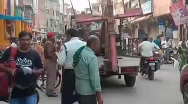 जौनपुर: ओलन्दगंज में यातायात पुलिस द्वारा चलाया गया दोपहिया सघन चेकिंग अभियान, मौके पर 10 दोपहिया वाहन का किया गया चालान