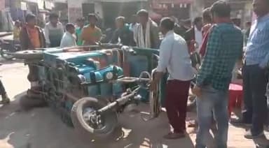जौनपुर: नगर पालिका के पास सामान से भरा हुआ ई-रिक्शा पलटा, ड्राइवर को उपचार के लिए जिला अस्पताल भेजा गया