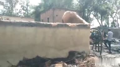 सलेमपुर: इटहुआ चंदौली ग्राम में बीती रात लगी आग में 5 रिहायशी झोपड़ियों सहित सारा सामान जलकर खाक।