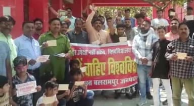 बलरामपुर: खलवा मोहल्ले के लोगों ने मां पाटेश्वरी यूनिवर्सिटी का निर्माण बलरामपुर में करने की मांग को लेकर चलाया पोस्टकार्ड अभियान