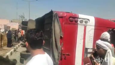 आगरा: मंडी समिति हाइवे के सामने बाइक सवार को बचाने के चक्कर में पलटी बस, 25 से अधिक यात्री सामान्य और गंभीर रूप से घायल