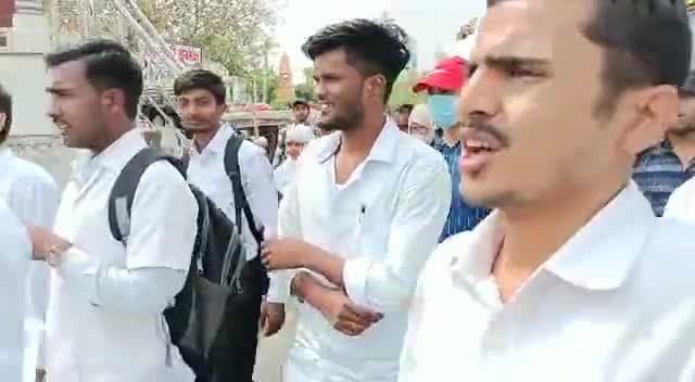 #फार्मासिस्ट बहाली में बी फार्म वालों को मौका नहीं देने के विरोध में आज दिनांक 08.04.2023 को #औरंगाबाद में निकाली गई रैली। #पीपीआर 2015 के बिहार में लागू होने के बाद भी #बिहार_तकनीकी_सेवा_आयोग ने बी फार्मा को बहाली में शामिल नहीं गया।