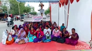 बासोदा: बासौदा  नेहरू चौक पर अपनी 8 सूत्री मांगों को लेकर हड़ताल पर बैठी आशा कार्यकर्ताए ,नहीं मिला अभी तक कोई संतुष्ट जबाब